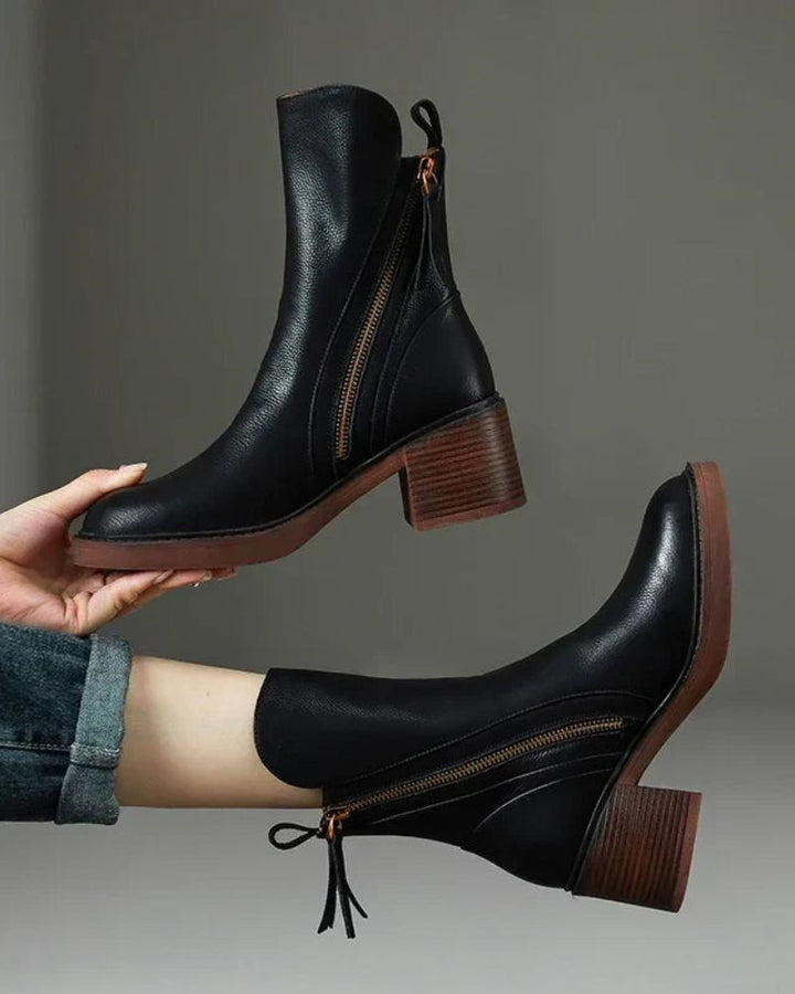 Valorine | Black leather boot with a comfortable heel, elegant and timeless