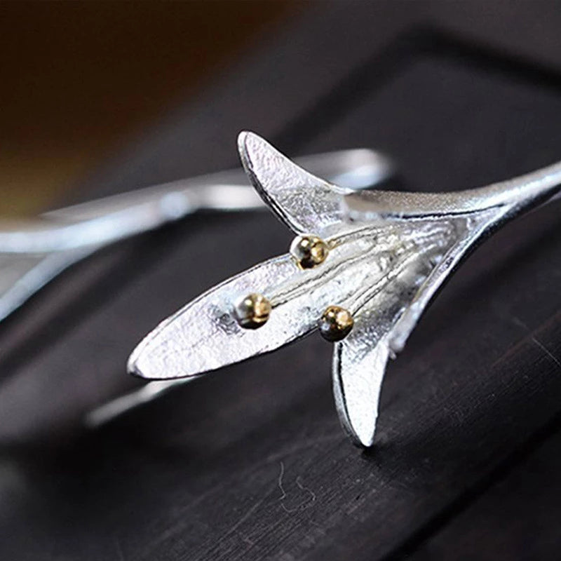 Clara™ | Exclusive Silver Floral Earrings