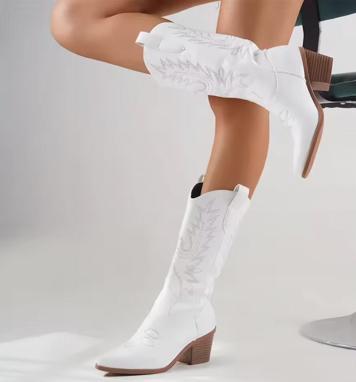 Montero: The Ideal Fusion of Rustic Charm, Daily Comfort, and Contemporary Sophistication.